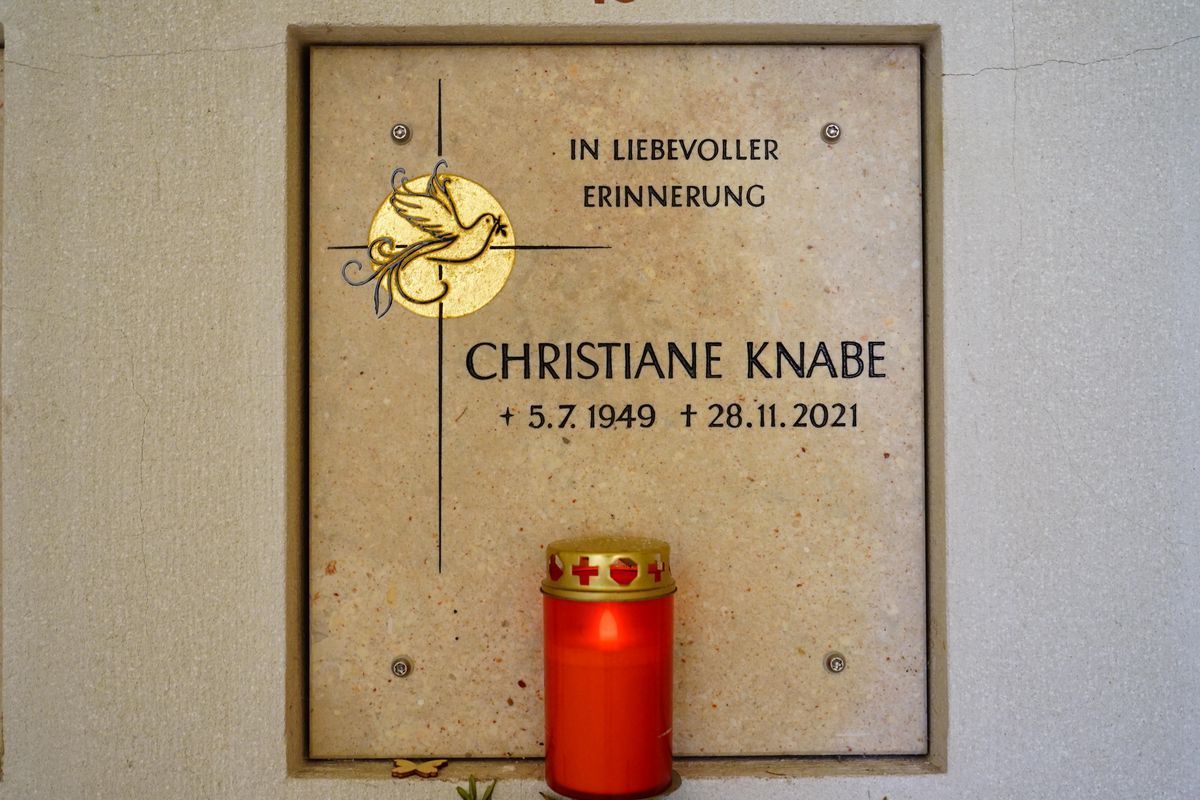 JH Steingestaltung, Grabstein