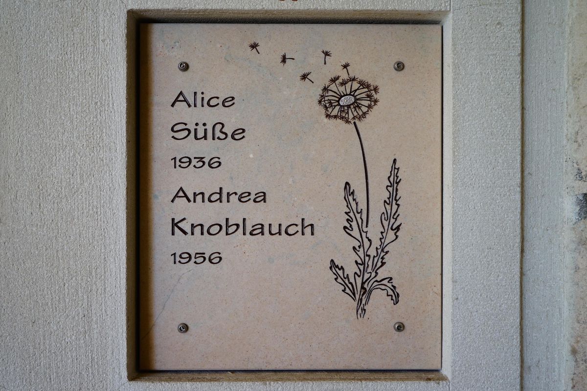 JH Steingestaltung, Grabstein