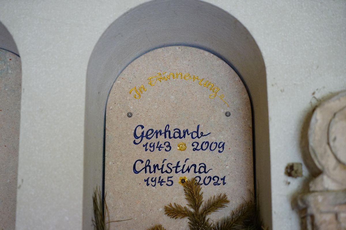 JH Steingestaltung, Grabstein