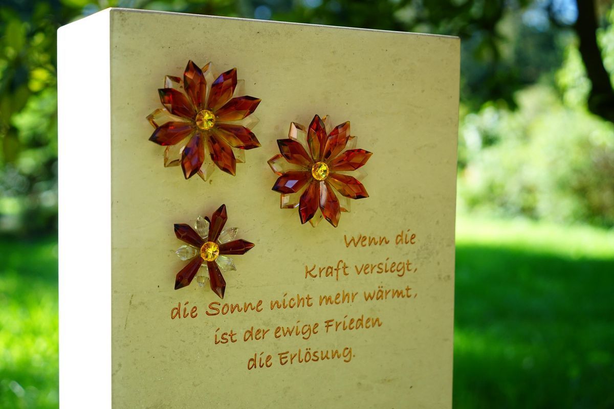 JH Steingestaltung, Grabstein