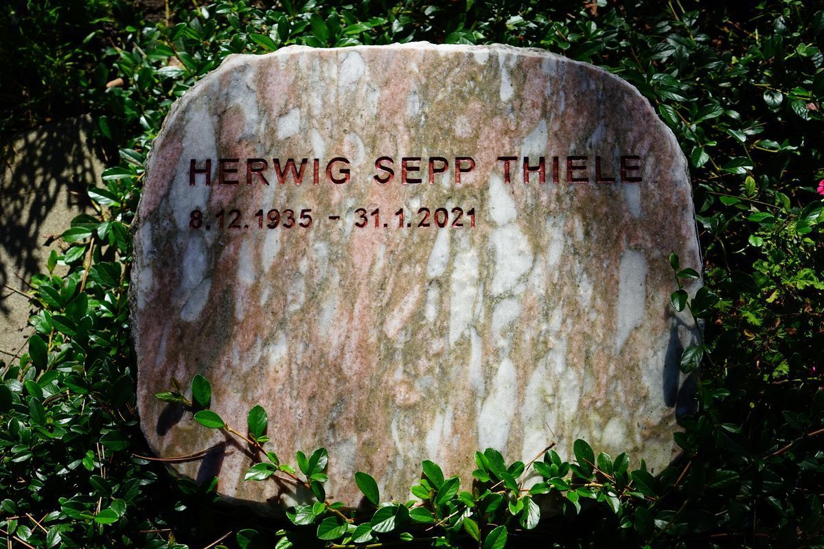 JH Steingestaltung, Grabstein