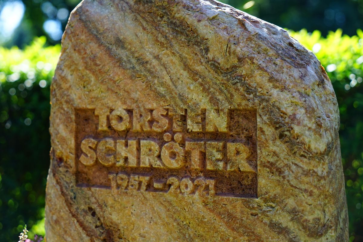 JH Steingestaltung, Grabstein