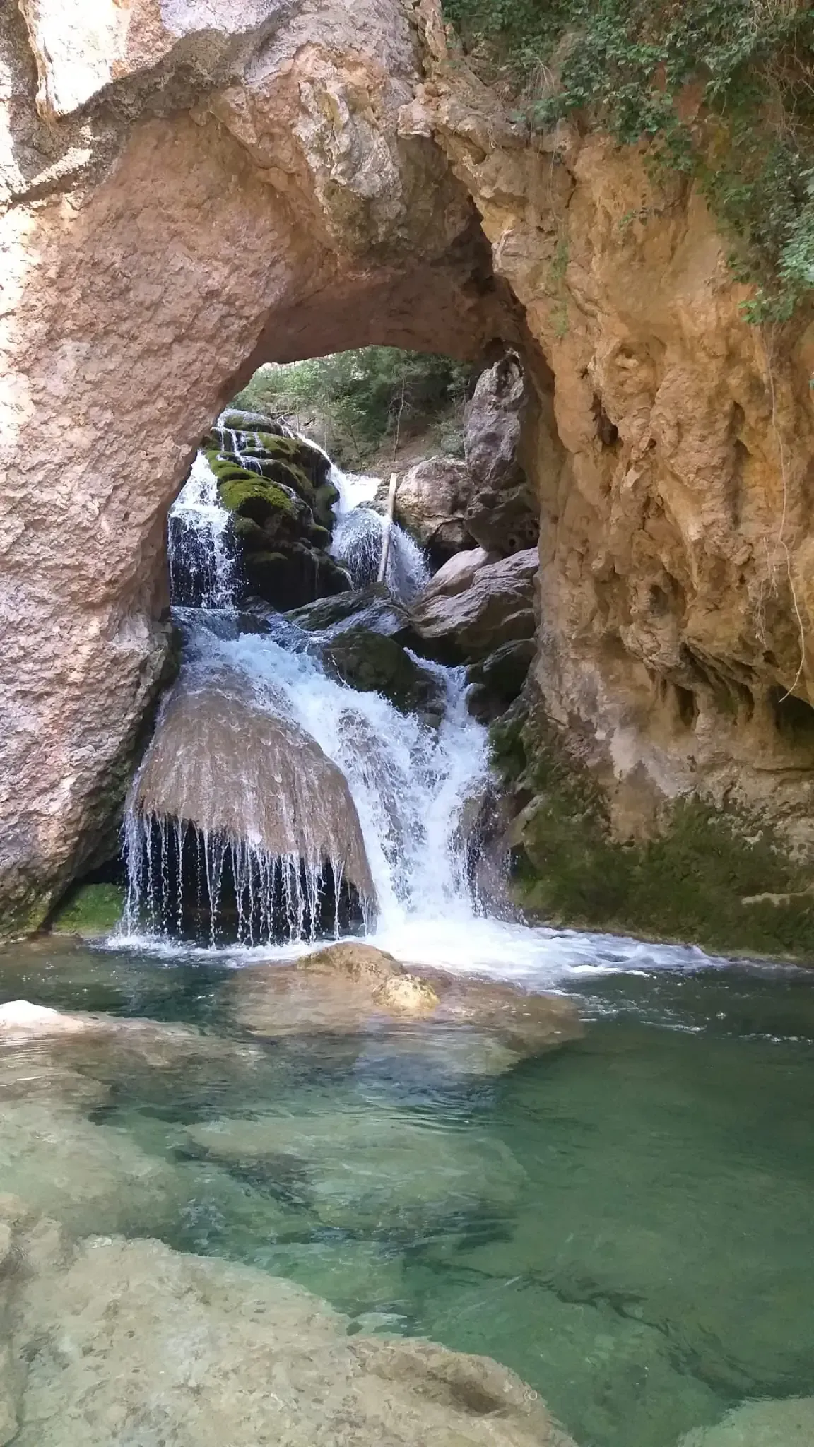 Hay una cascada en el medio de una cueva.