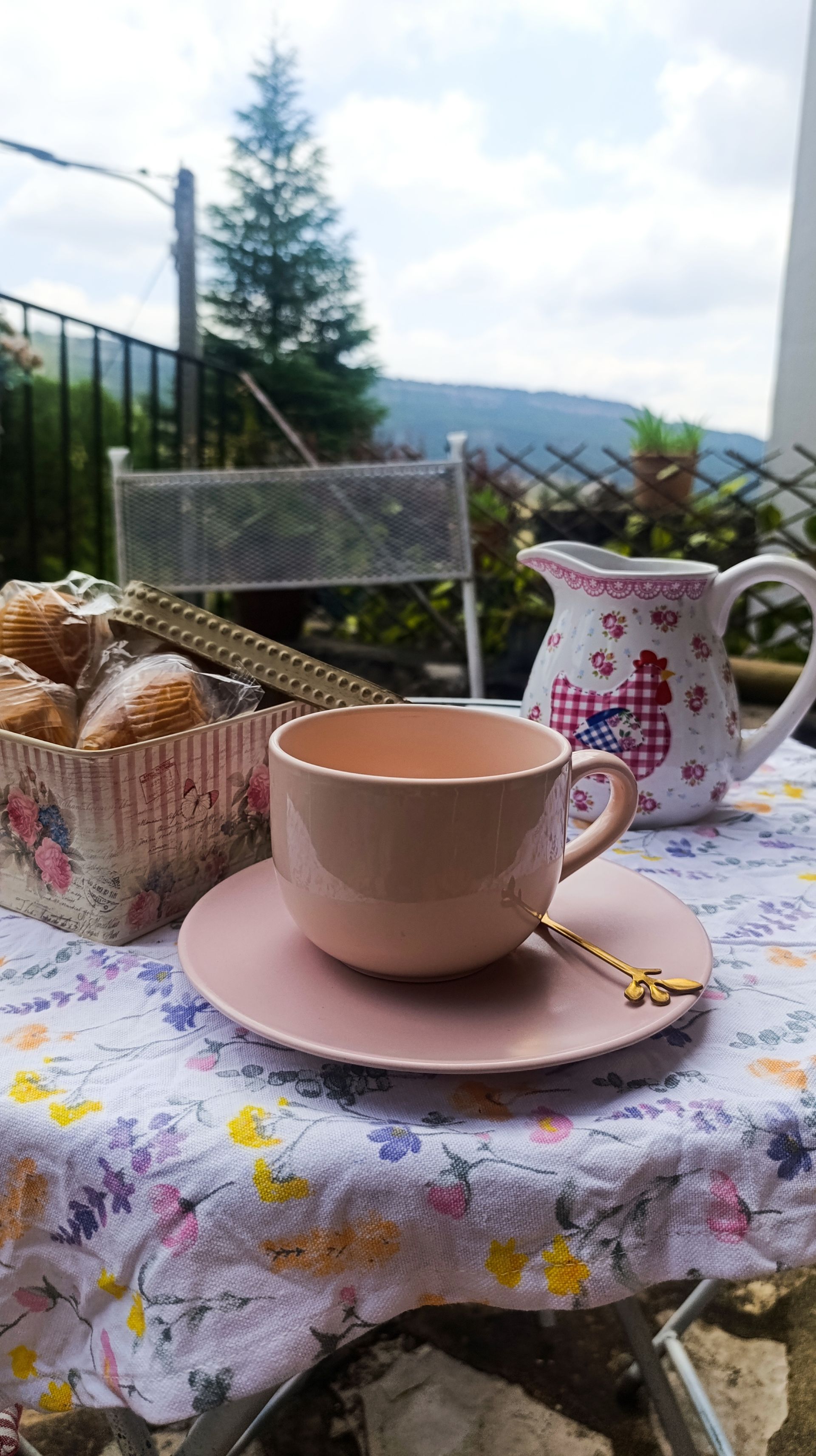 Un dormitorio con una cama y una lámpara colgando del techo.
