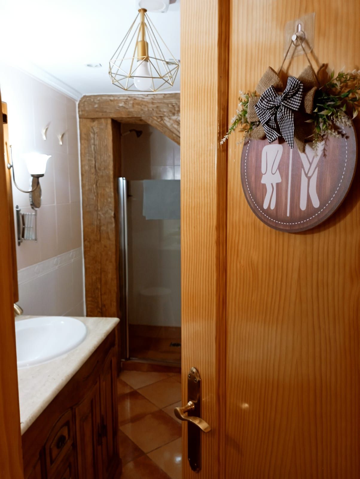 Un baño con un cartel en la puerta que dice 