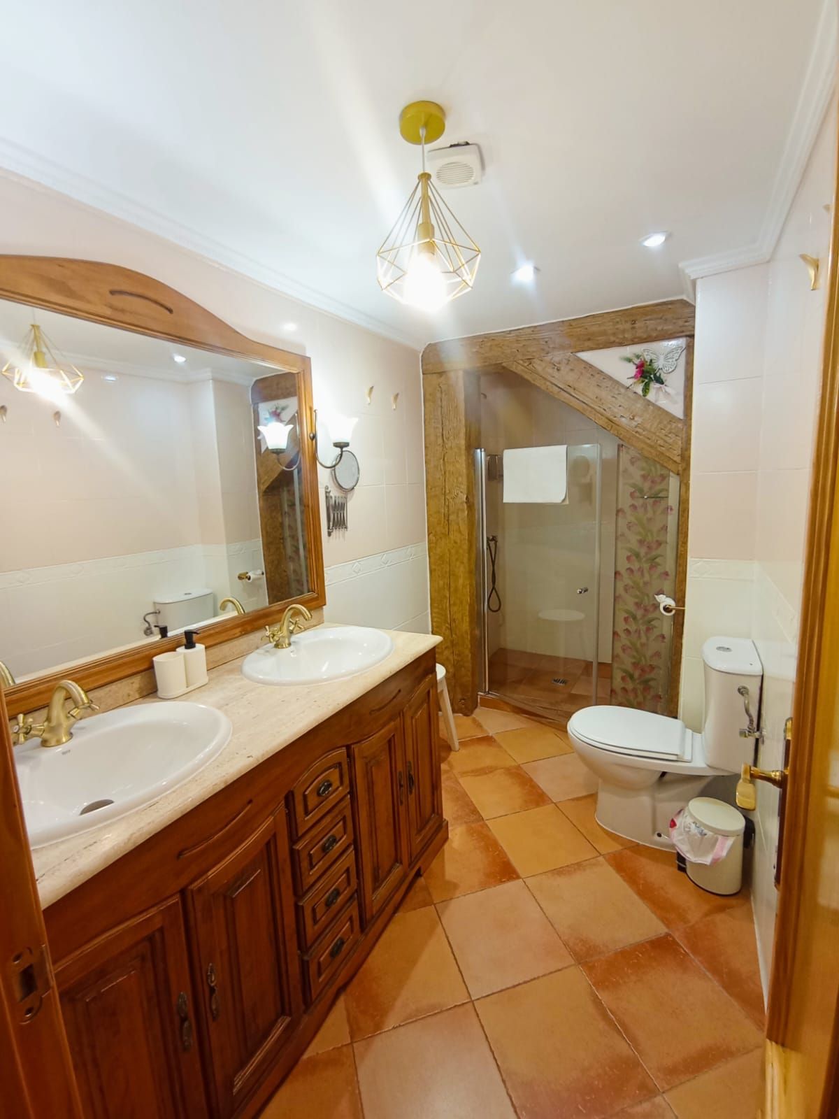 Un baño con dos lavabos y un inodoro.