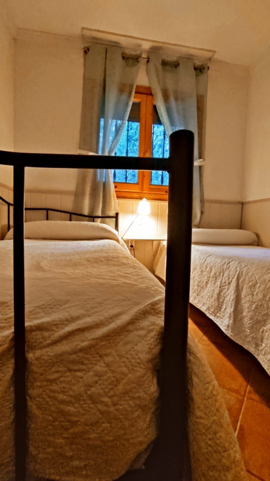 Un dormitorio con dos camas y una ventana.