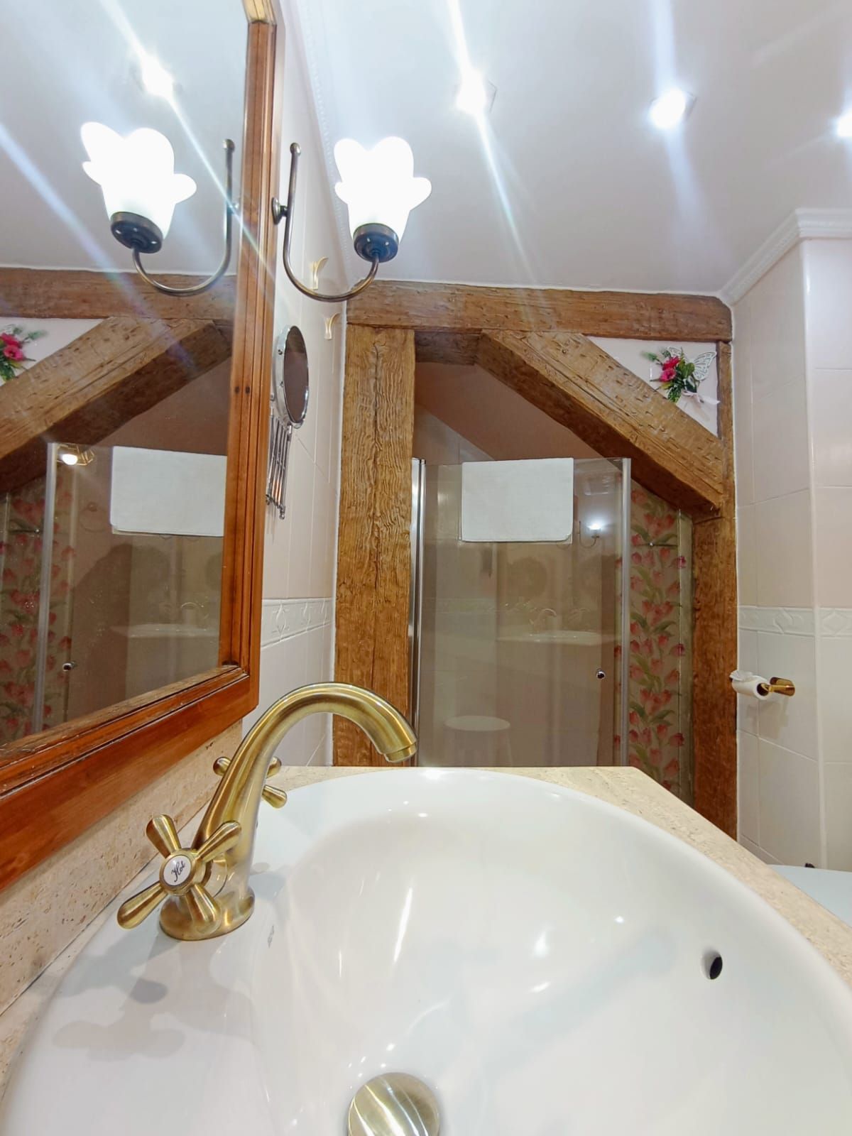 Un baño con lavabo y espejo