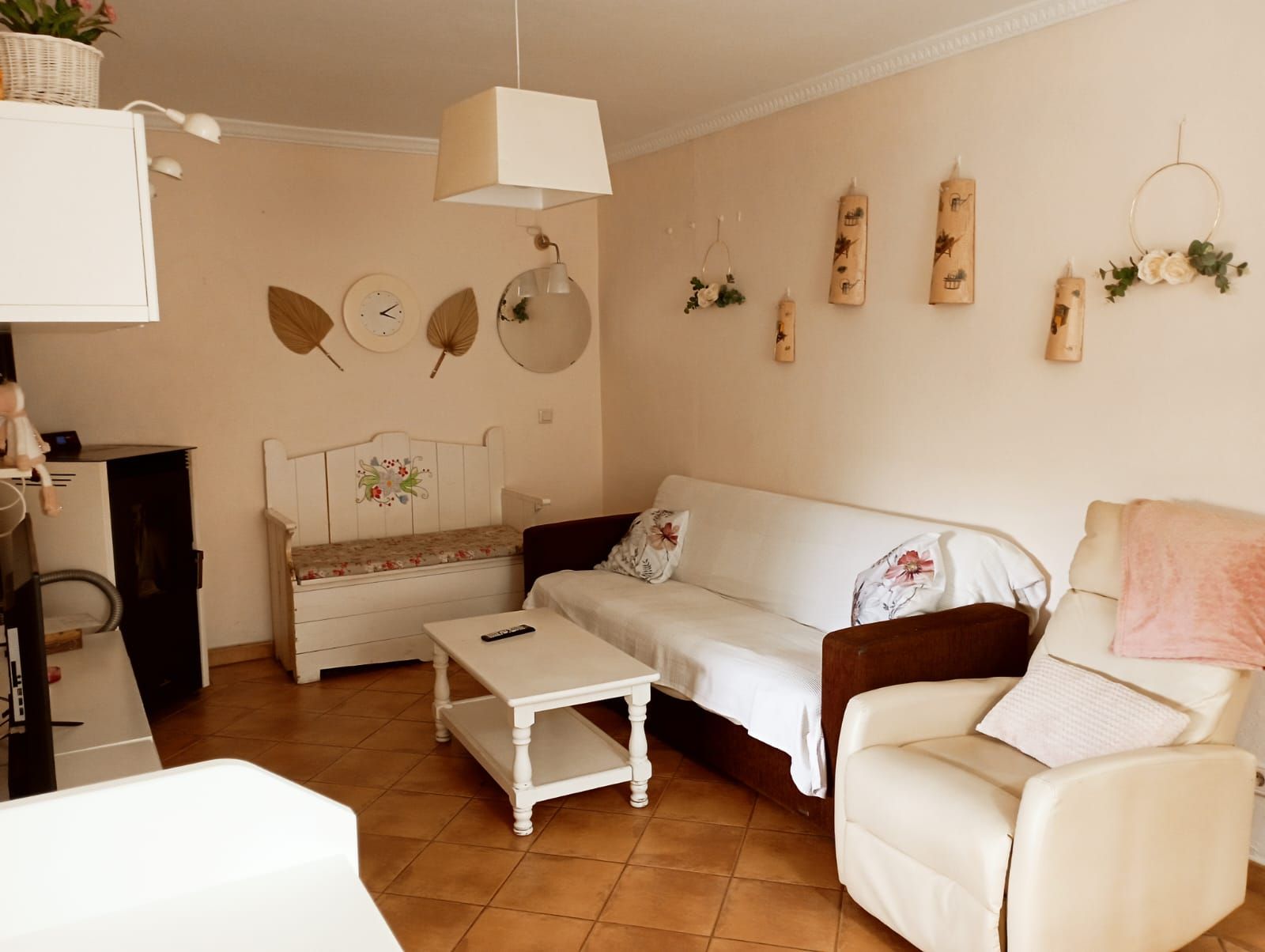 Una sala de estar con un sofá, una silla y una mesa de café.