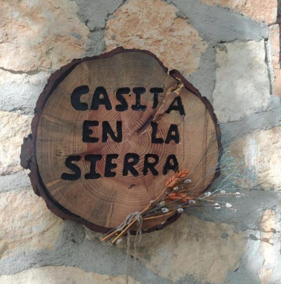 A wooden sign that says casita en la sierra