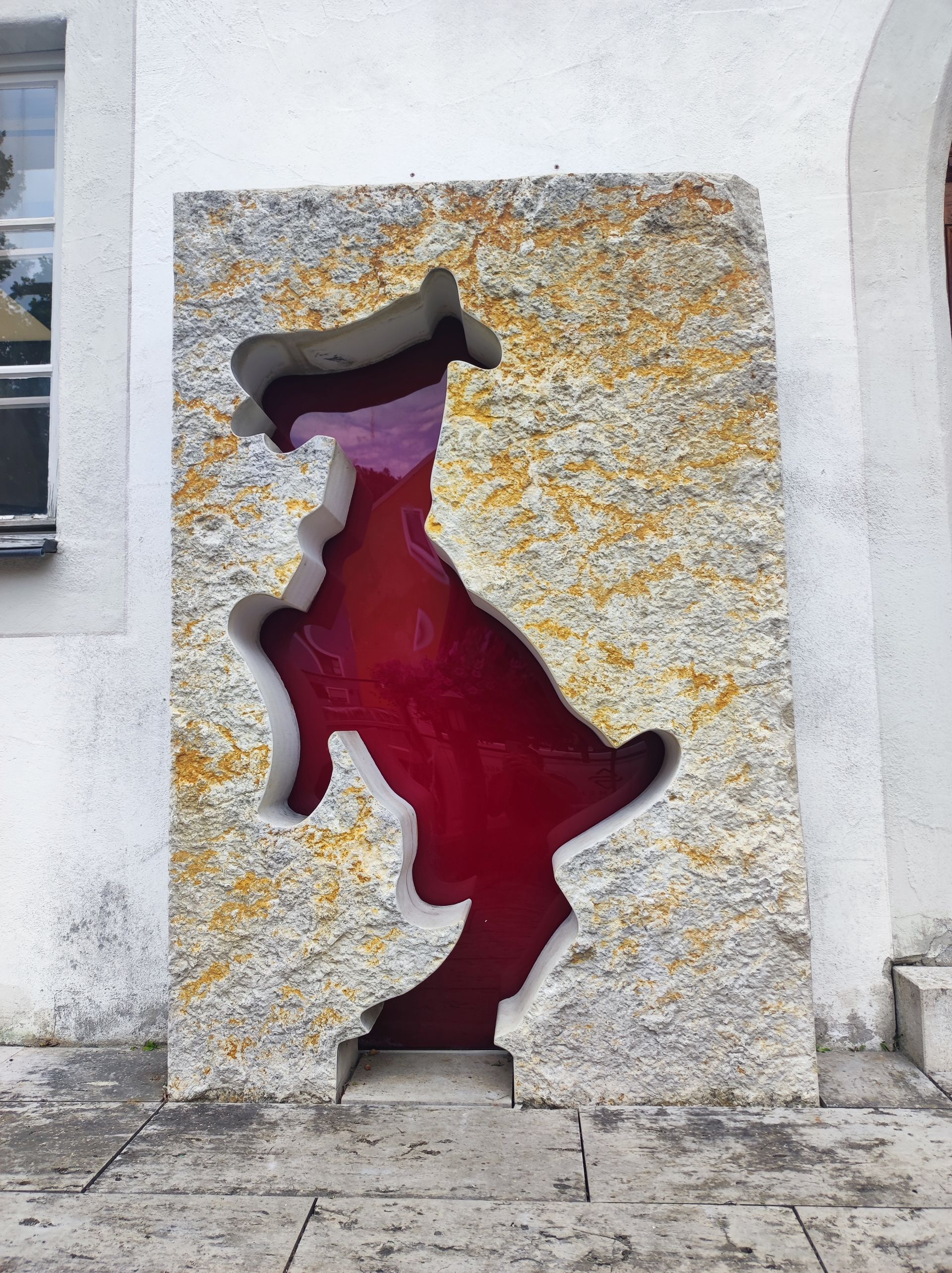 Naturbelassener Grabstein in Form eines großen Steins