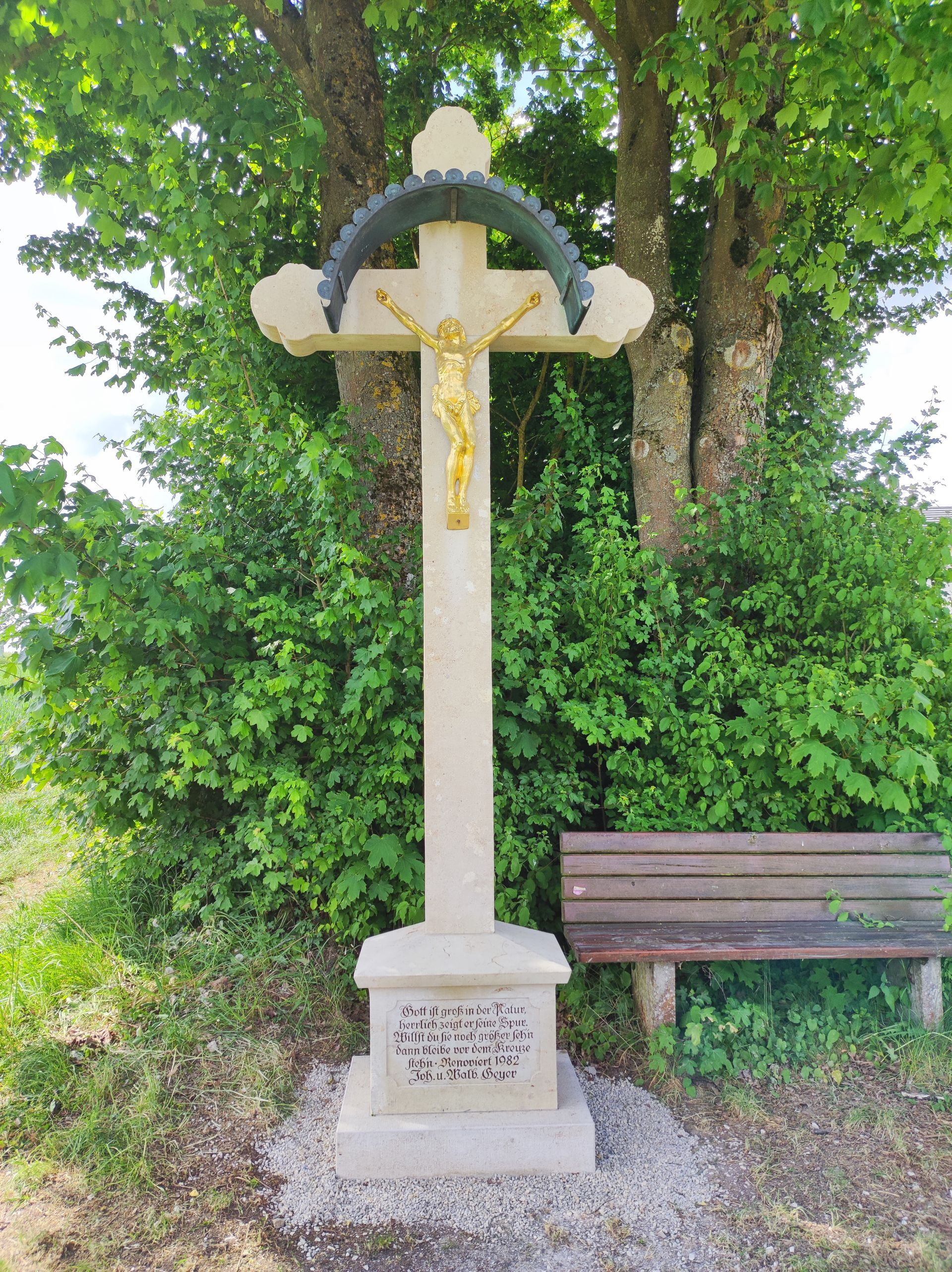 Kreuz von einem Grabstein, welches gerade ausgeschnitten wird