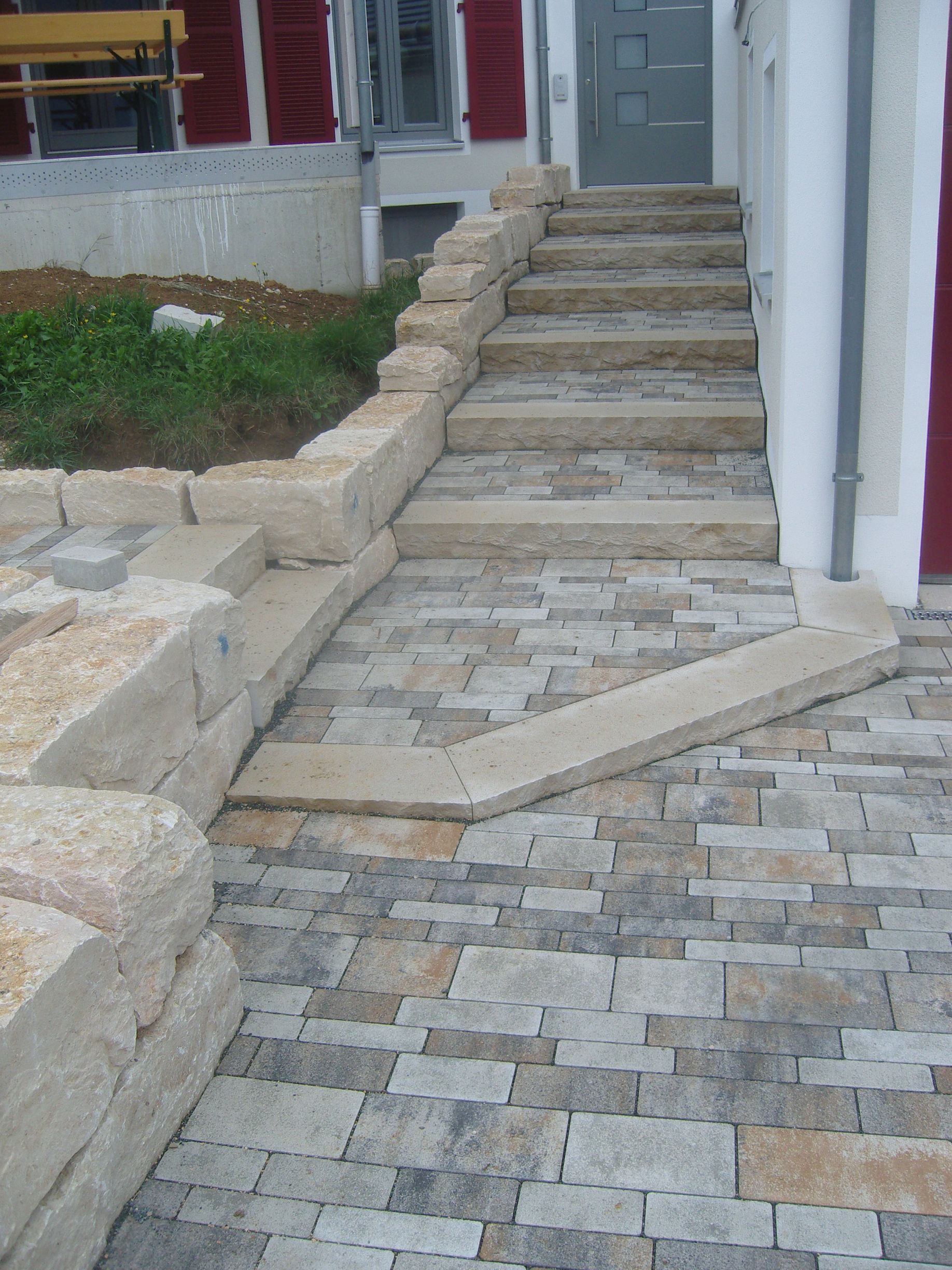 Grabstein-Podest mit einem großen Kreuz