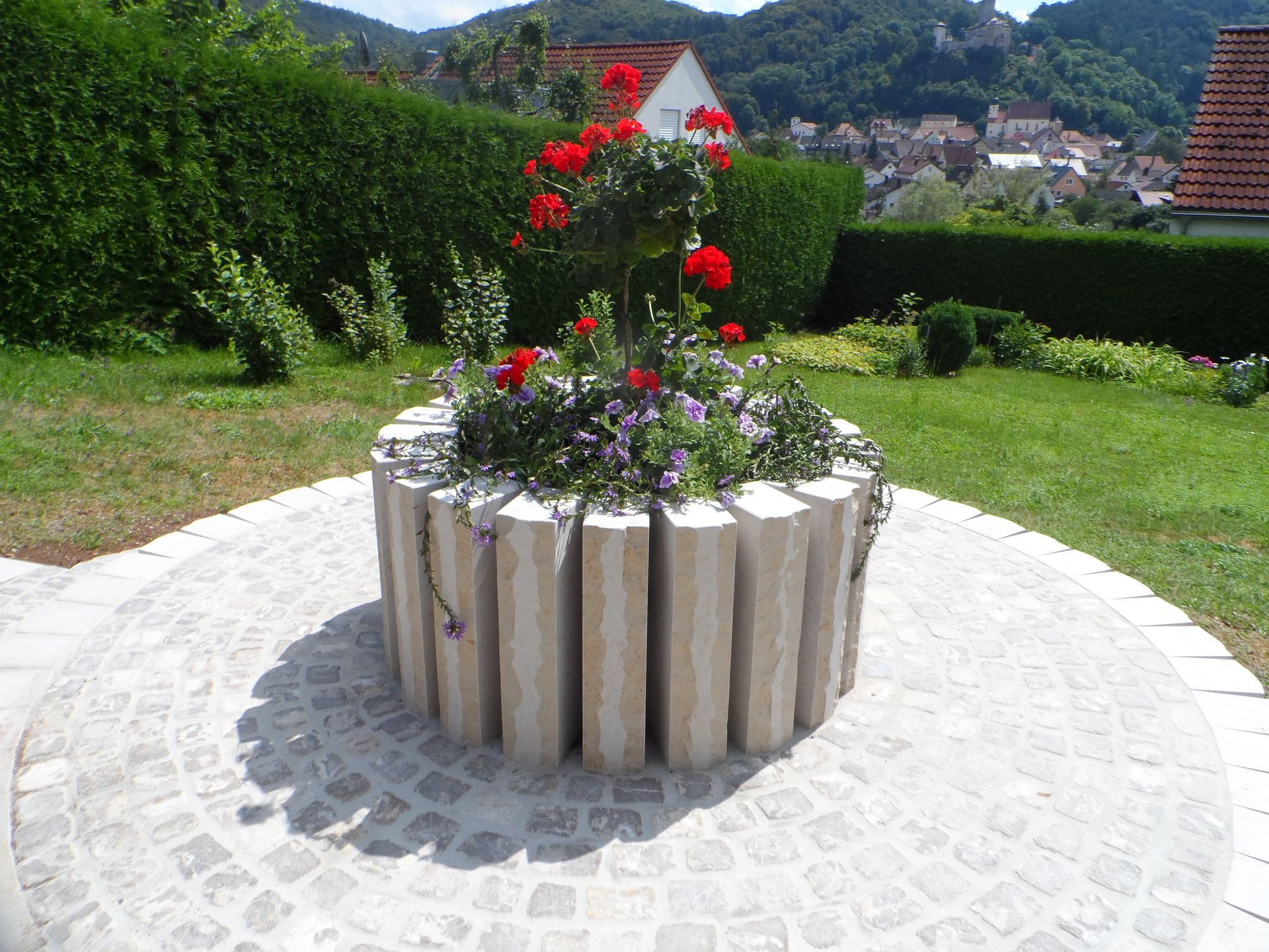 Grabstein in Form einer Pyramide