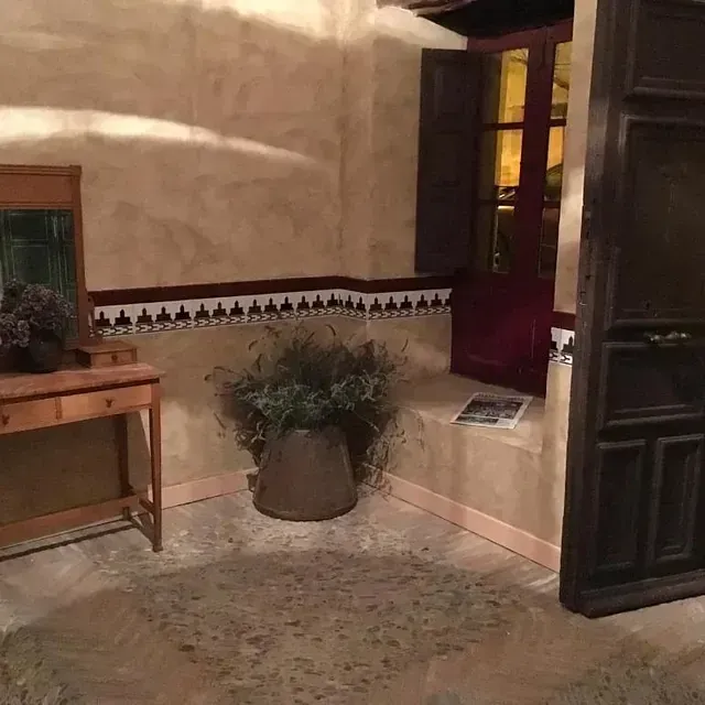 Una habitación con una planta en maceta en el alféizar de una ventana.