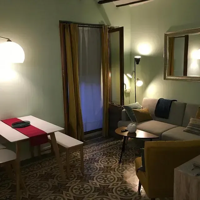 Una sala de estar con un sofá y una mesa