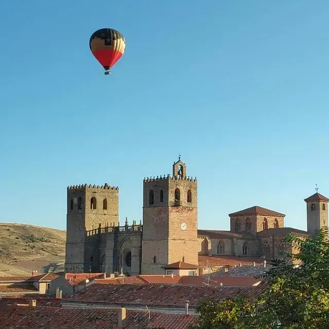 Un globo aerostático está volando sobre un castillo.