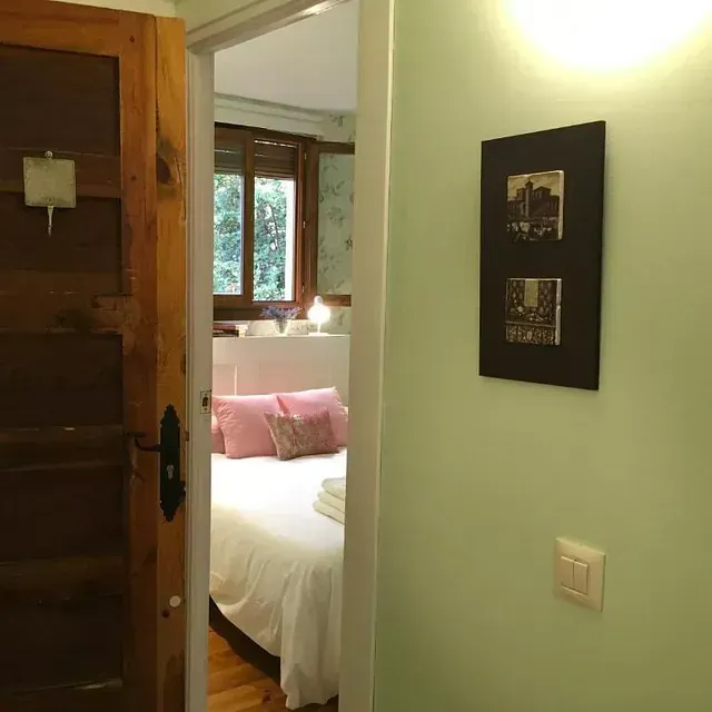 Un dormitorio con una cama y un cuadro en la pared.