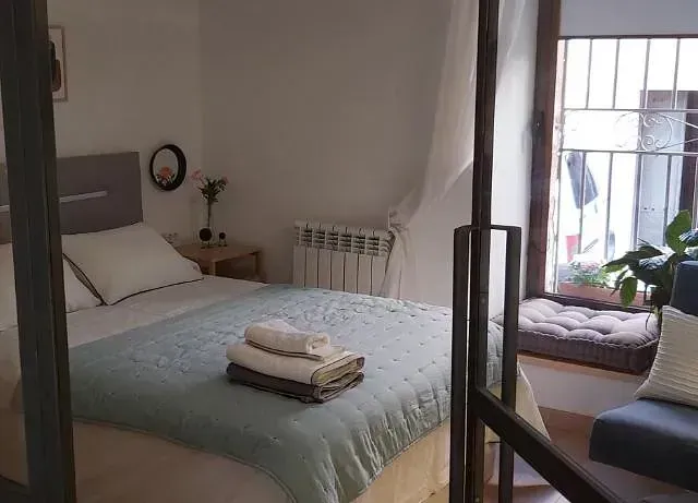Un dormitorio con una cama grande y una ventana.