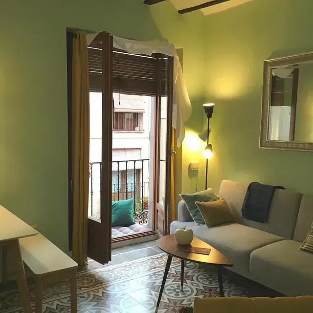 Una sala de estar con un sofá y una mesa