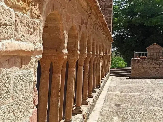 Una hilera de arcos de piedra en el costado de un edificio