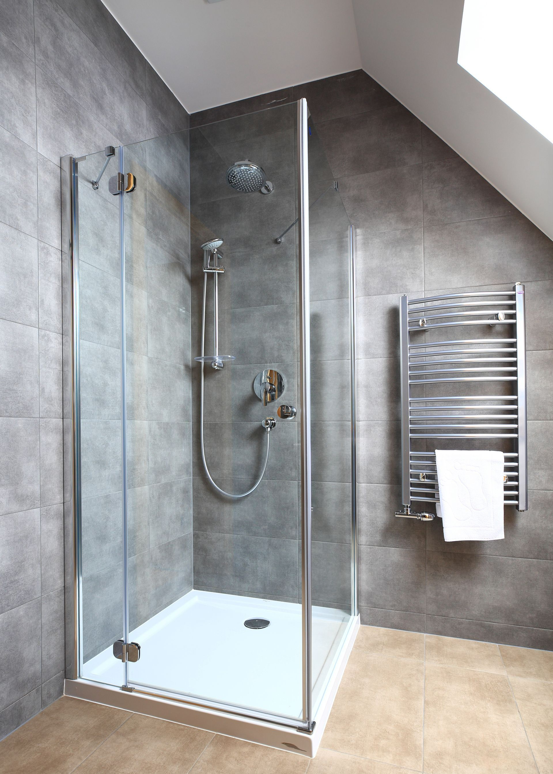 Douche très moderne avec mur gris