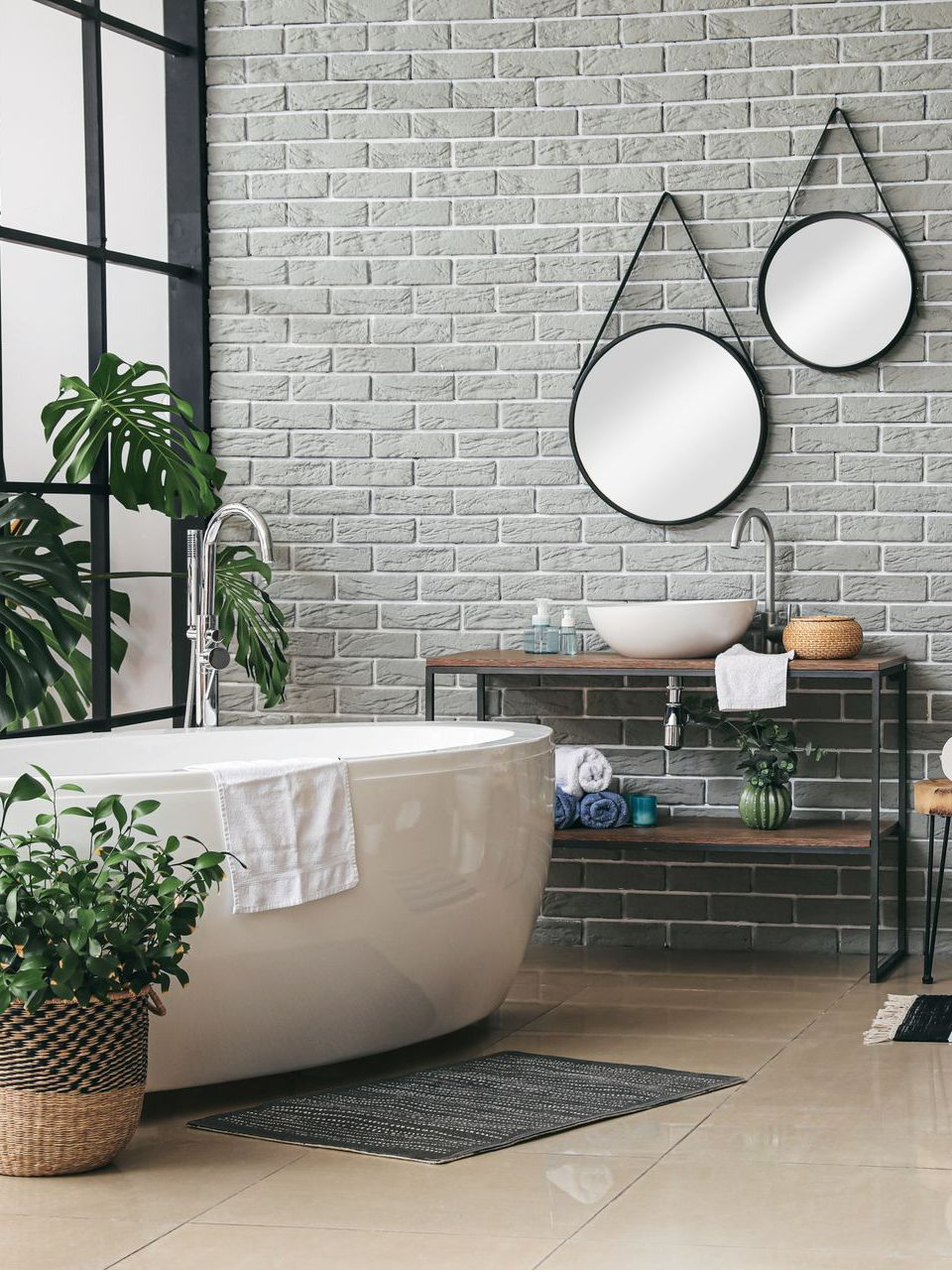 Salle de bains traditionnelle avec baignoire à gauche