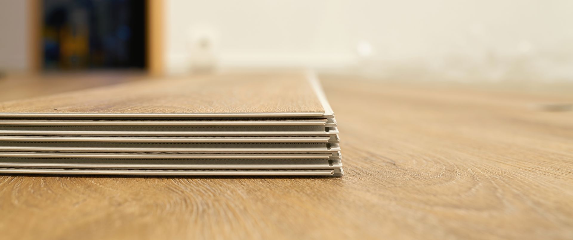 Premier plan sur des planches de parquet posées par terre