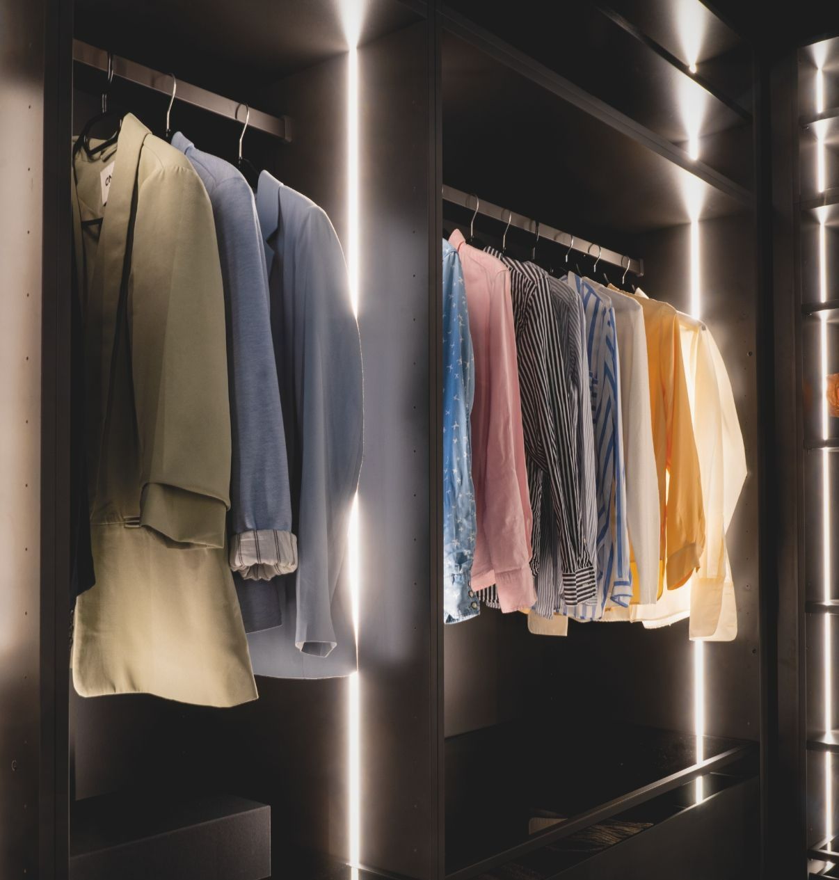 Penderie relevable avec des chemises