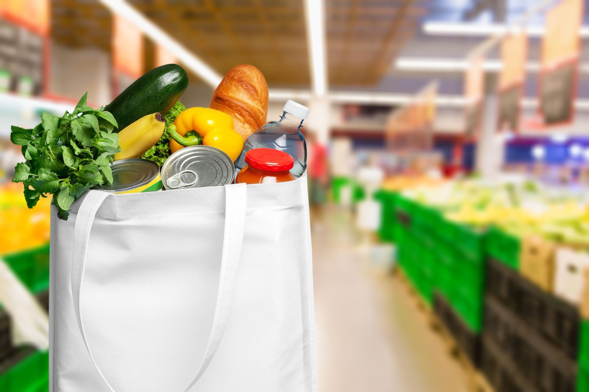 Una bolsa blanca llena de comestibles en un supermercado.