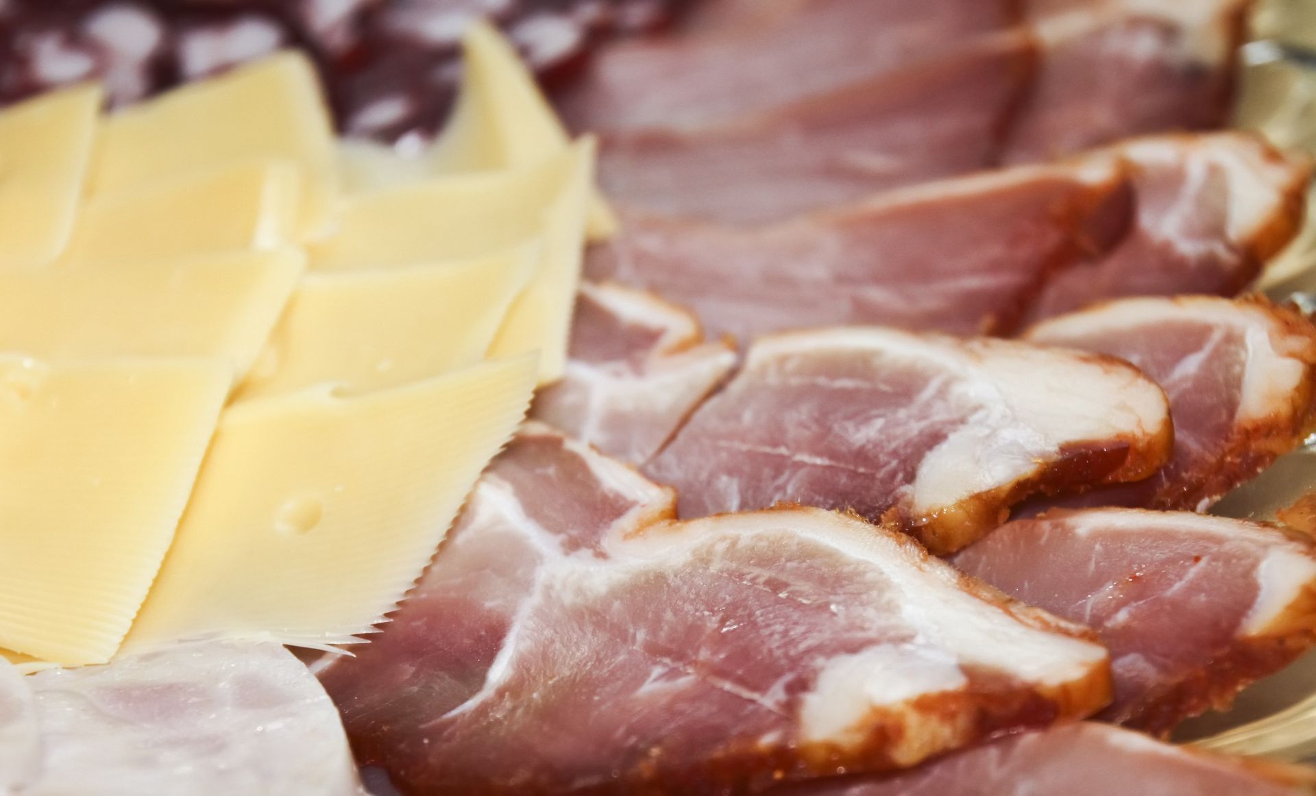 Un primer plano de un plato de carne y queso sobre una mesa.