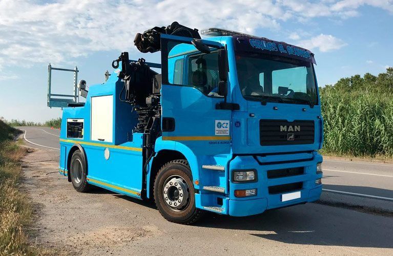 Un camión de Blue Man está estacionado al costado de la carretera.