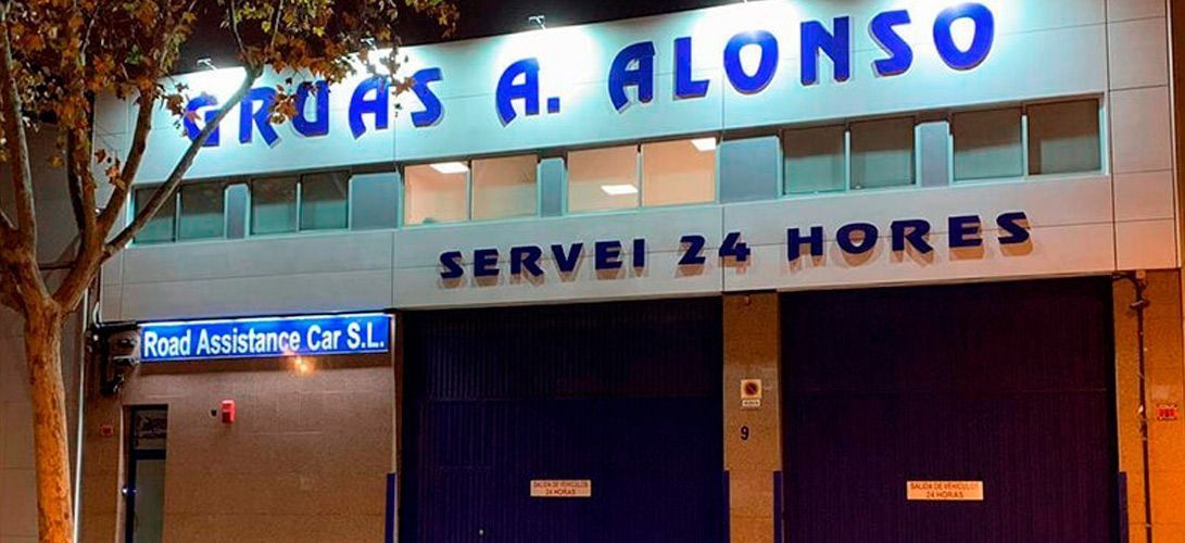 Un edificio con un cartel que dice Gruas A. Alonso