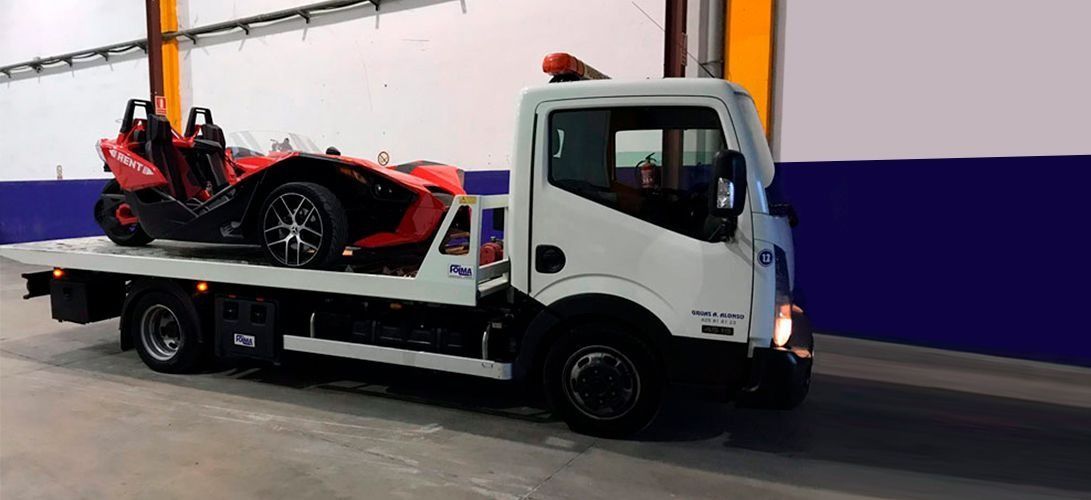 Una grúa lleva una honda en la parte trasera.