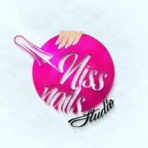 Logotipo de "Niss Nails Studio" con un círculo rosa, una herramienta para decoración de uñas, una mano y texto.