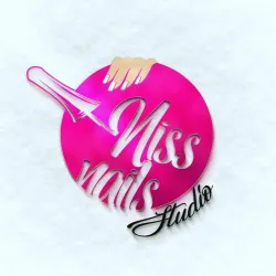 Logotipo de "Niss Nails Studio" con un círculo rosa, una herramienta para decoración de uñas, una mano y texto.