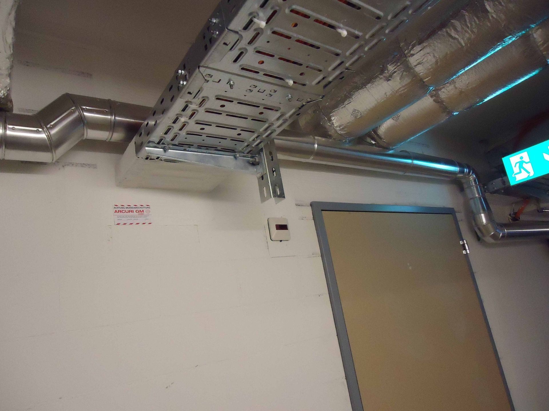 Kabel und Leitungsführungen unter Decke mit Brandabschottung