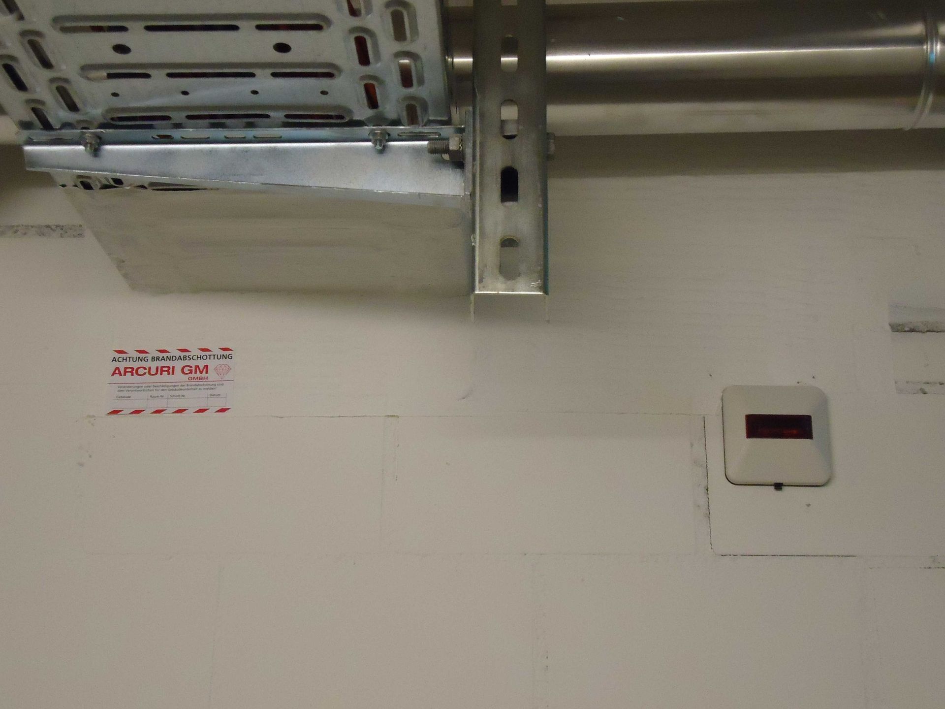 Kabel und Leitungsführungen unter Decke