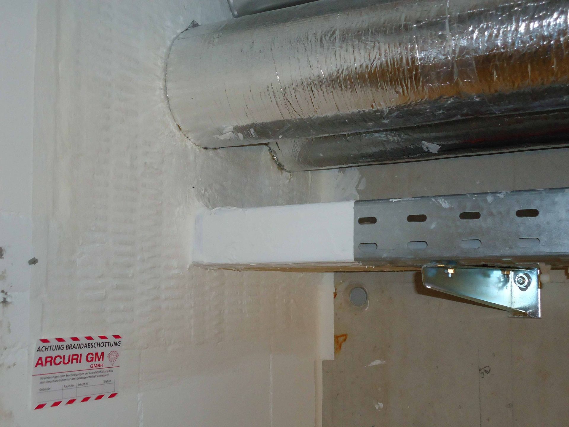 Wandanschluss Kabel und Leitungsführungen