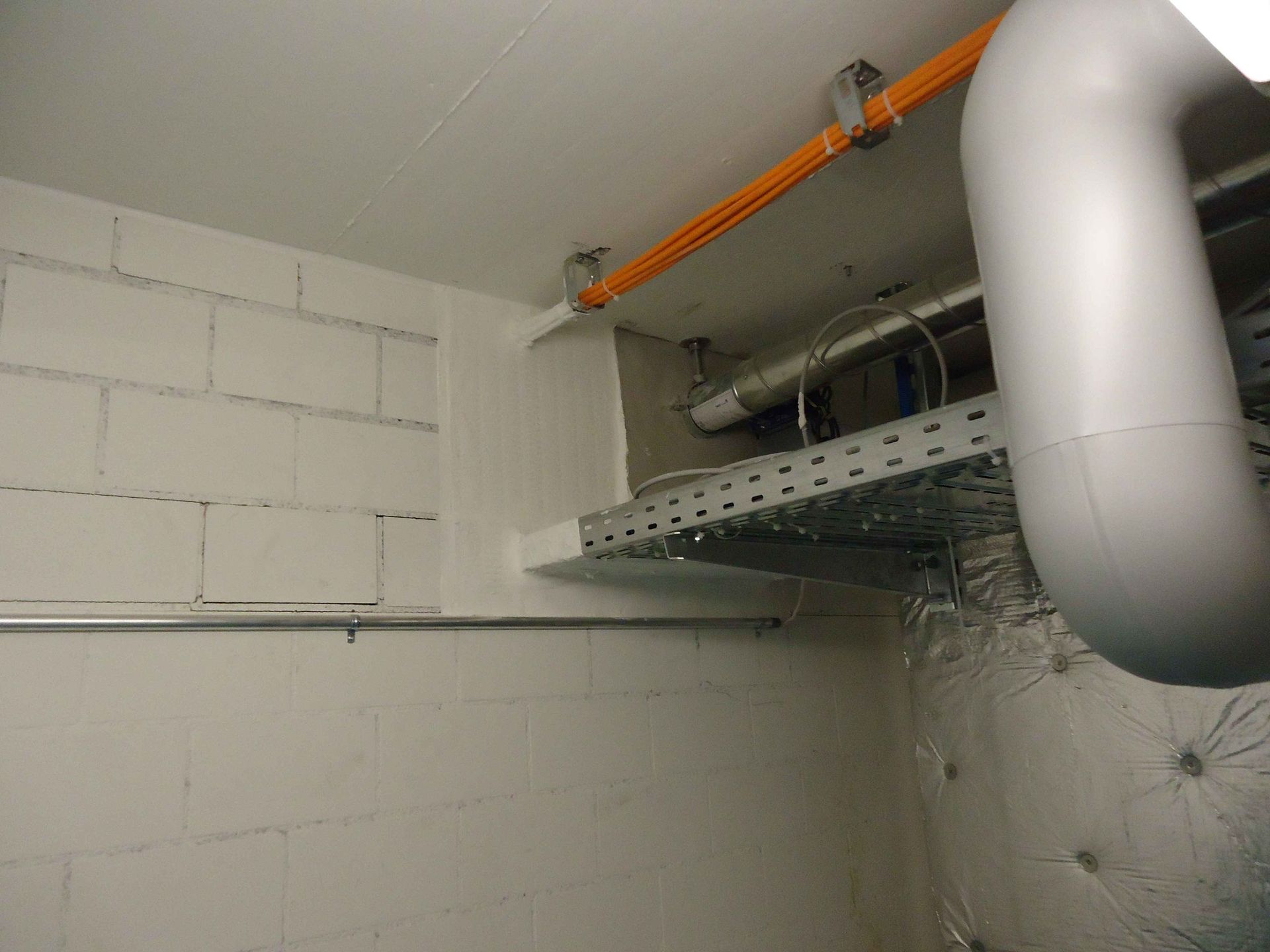 Rohre und Leitungen unter Decke