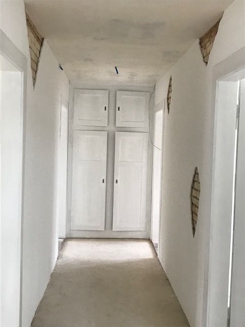 Korridor mit offenem Verputz