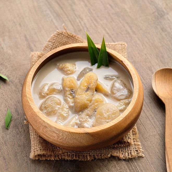 Bol de dessert à la banane et au tapioca au lait de coco, garni de feuilles de pandan.