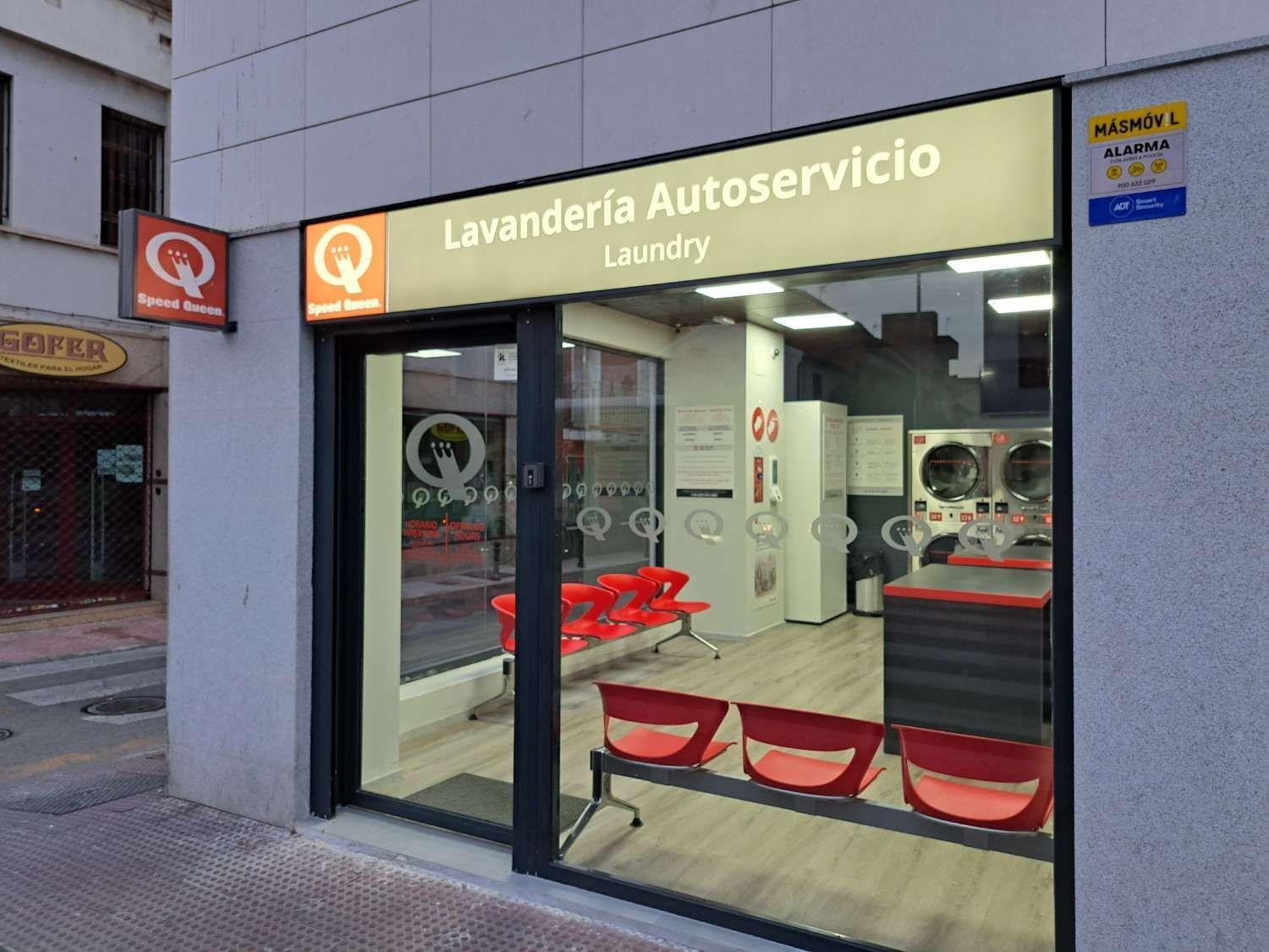 La fachada de una lavandería 