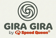 Logotipo que presenta un icono circular giratorio de color gris oscuro sobre el texto "GIRA GIRA" y "by Speed ​​Queen" en color naranja.