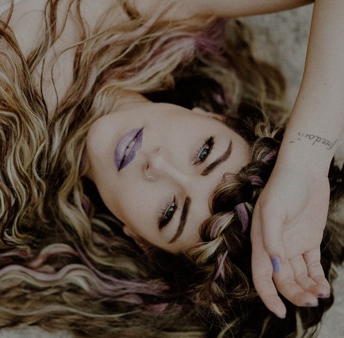 Modella con capelli ricci