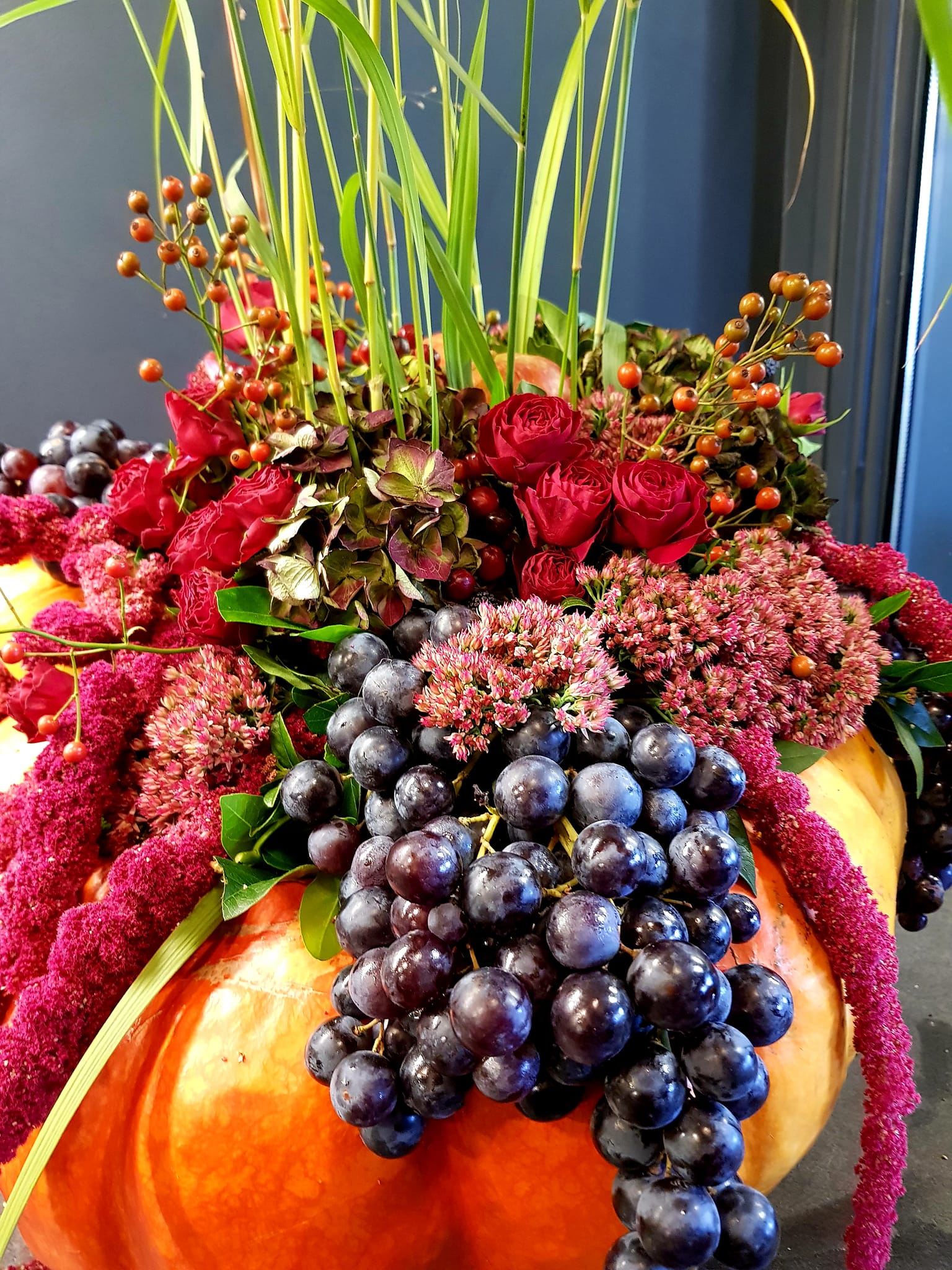 Bouquet avec une grappe de raisin