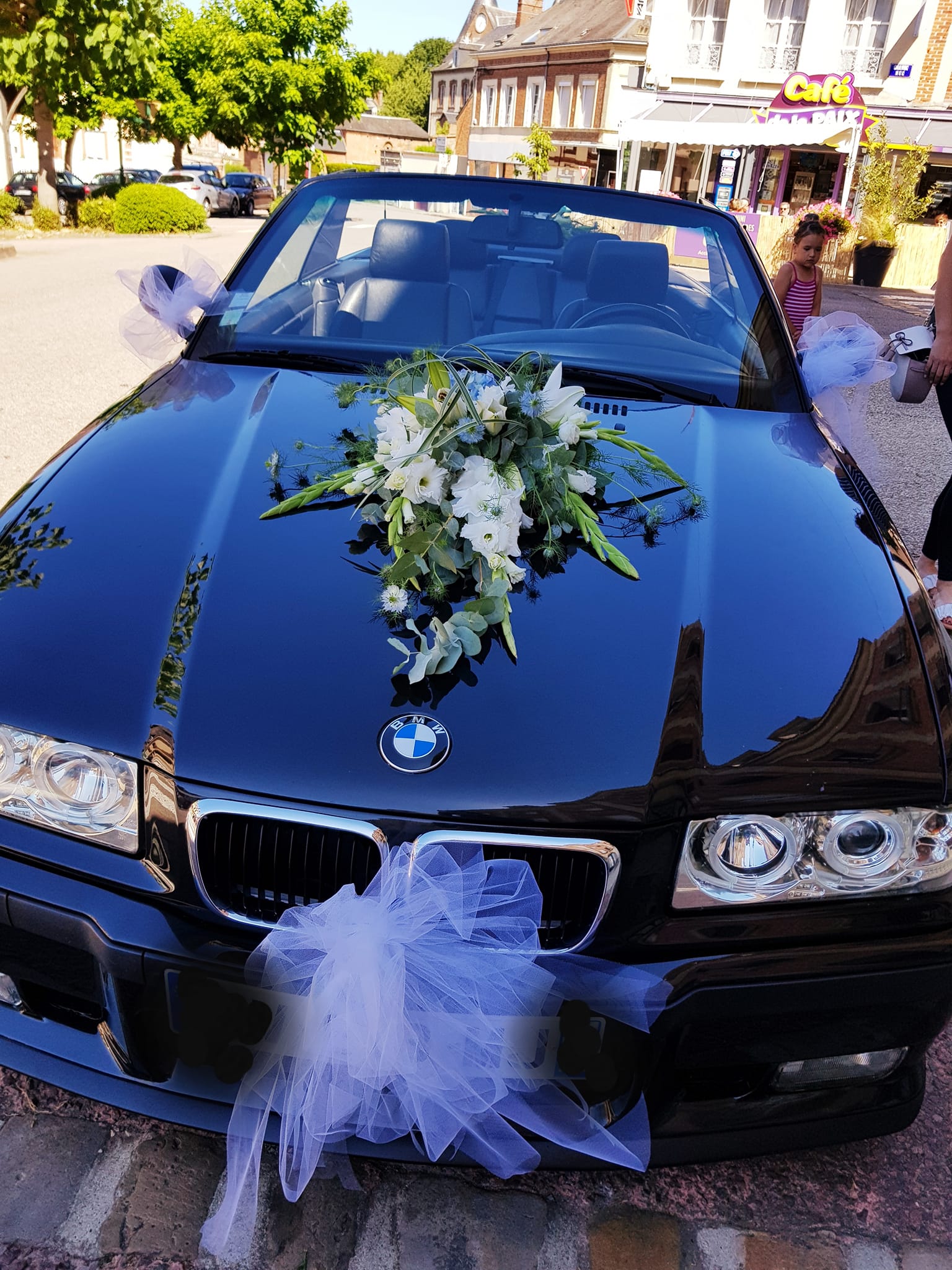 Décoration florale sur l'avant d'une voiture