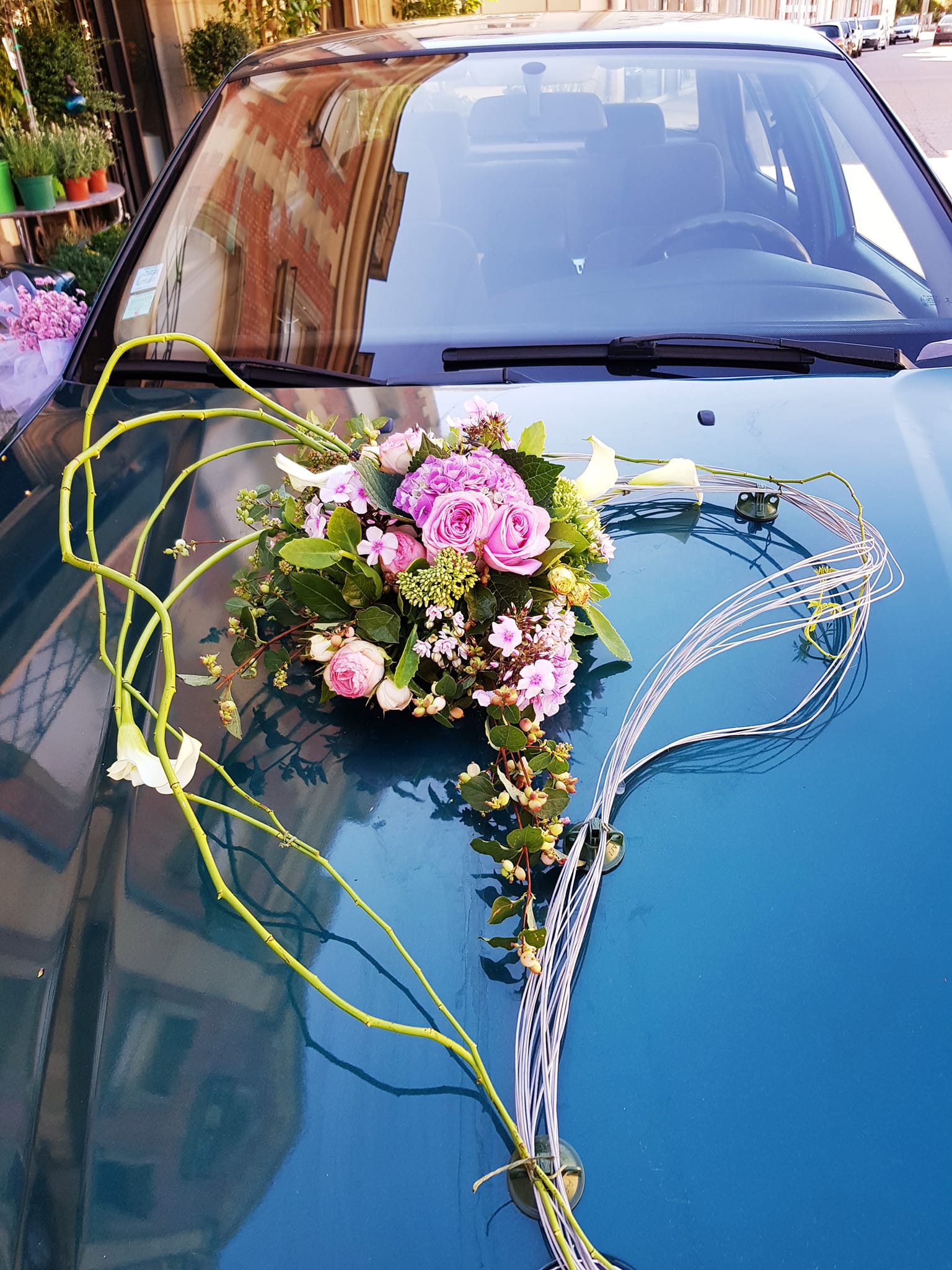 Coeur floral à l'avant d'une voiture