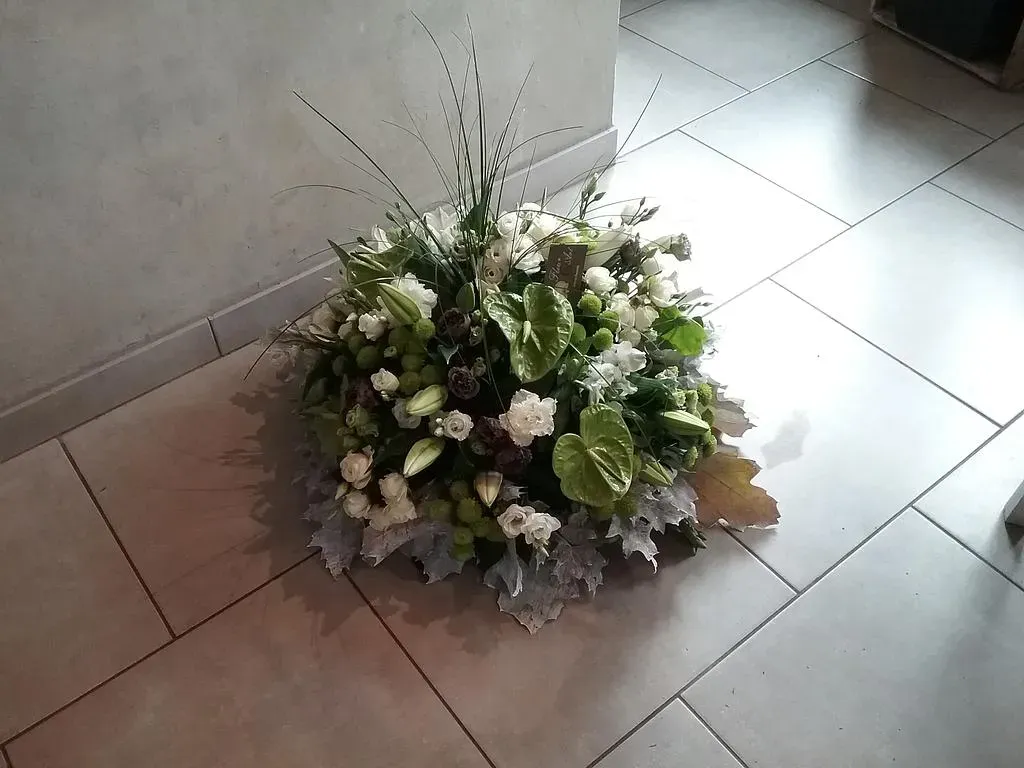 Dessus de cerceuil en fleurs