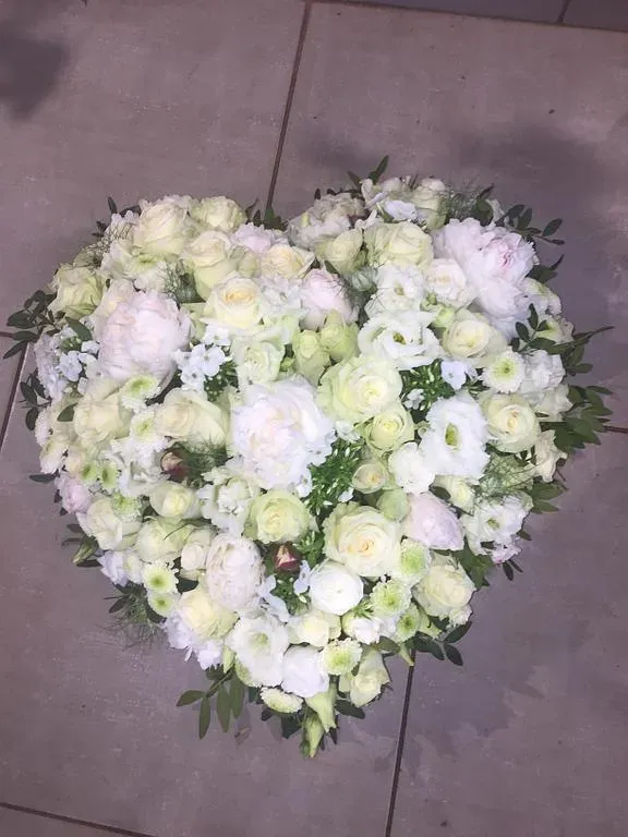 Cœur en fleurs blanches